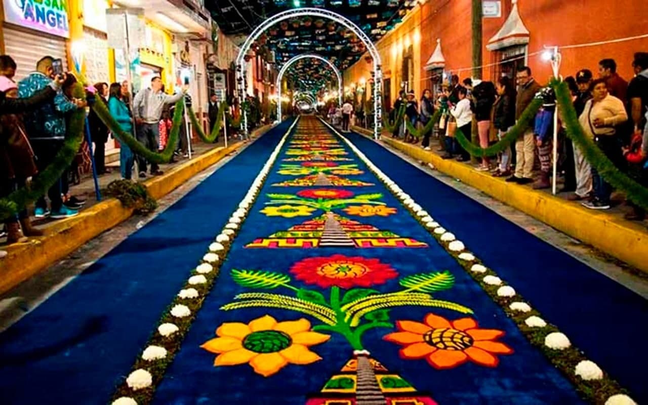 Dieciocho kilómetros de tapetes de aserrín y flores